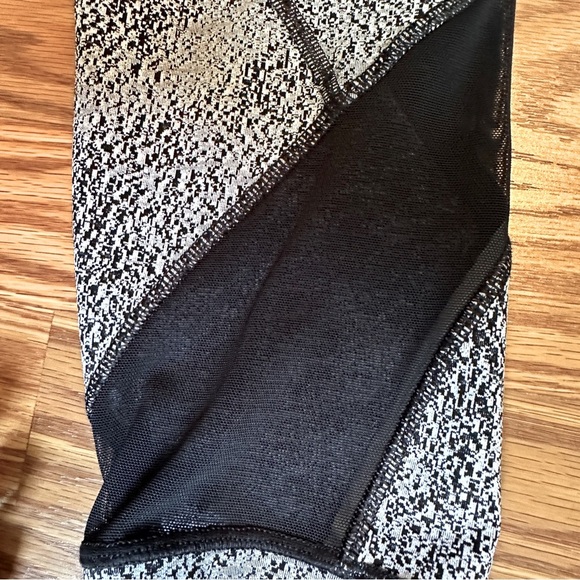 Lululemon Reflective Speed Tight Leggings Size 10 Black/White Pixel Print - Picture 7 of 16